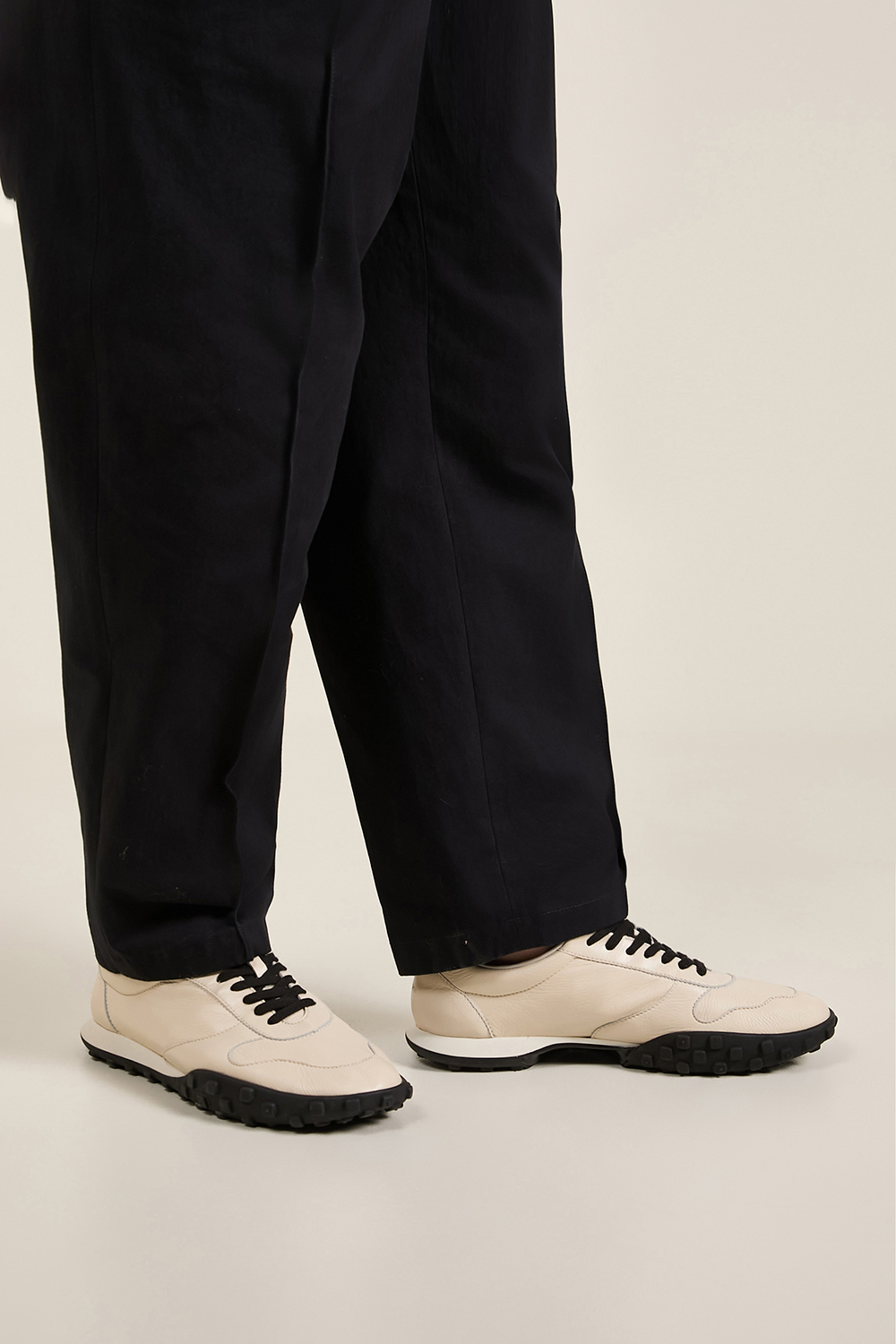 תמונת כל הלוק של נעלי סניקרס